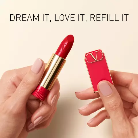 Deux mains tiennent un rouge a levres rouge et son etui de recharge, avec le texte "DREAM IT, LOVE IT, REFILL IT" en haut de l'image.